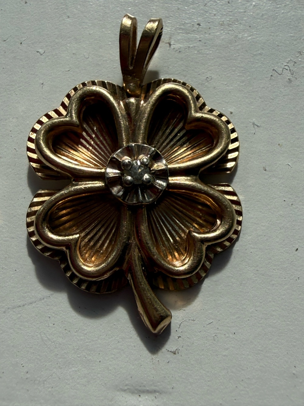 Beautiful VINTAGE 10k yellow gold clover ☘️ w small diamond